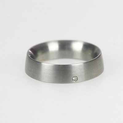 Ring in Edelstahl, 5,6mm breit, innen stark gerundet, außen flach gewölbt, mit 1 Brillant, mattierte Oberfläche