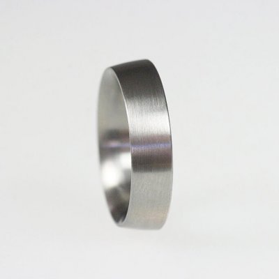 Ring in Edelstahl, 5,6mm breit, innen stark gerundet, außen flach gewölbt, mattierte Oberfläche