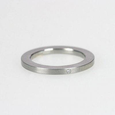 Ring in Edelstahl, 2mm breit, 1 Brillant 0,01ct, mattierte Oberfläche