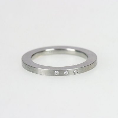 Ring in Edelstahl, 2mm breit, 3 Brillanten à 0,01ct, regelmäßig gefasst. mattierte Oberfläche