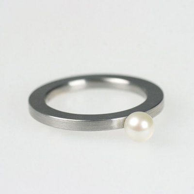 Ring in Edelstahl, 2mm breit, 1 Süßwasser-Zuchtperle 5mm, mattierte Oberfläche