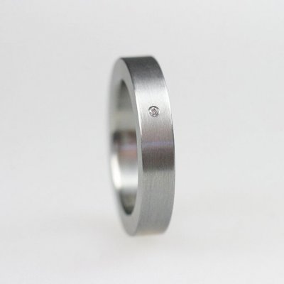 Ring in Edelstahl, 4,5mm breit, 1 Brillant 0,01ct, mattierte Oberfläche